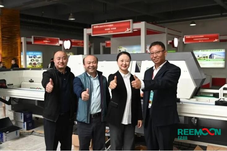 綠萌呵福式分選機(jī)全球首場(chǎng)發(fā)布會(huì)在洛川圓滿落幕 9月27日綠萌在第十三屆中國(guó)陜西（洛川）國(guó)際蘋(píng)果博覽會(huì)上正式對(duì)外發(fā)布新產(chǎn)品——呵福式分選設(shè)備，該設(shè)備是綠萌擁有自主知