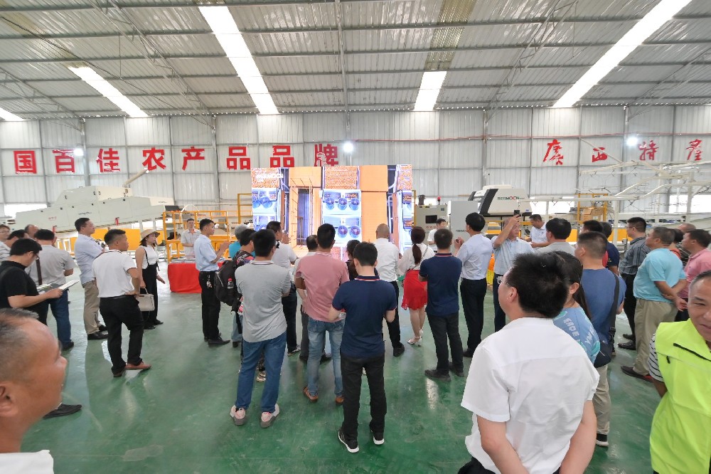 2021年6月29日上午10點(diǎn)“建黨百年特色活動(dòng)·群南柑橘產(chǎn)業(yè)示范區(qū)研發(fā)培訓(xùn)中心柑橘技術(shù)交流會(huì)”在廣西桂潔農(nóng)業(yè)有限公司舉行，交流會(huì)上同期舉辦了綠萌“FRUSCAN 7.0 視覺(jué)瑕疵檢測(cè)技術(shù)” 現(xiàn)場(chǎng)觀摩會(huì)。在觀摩過(guò)程中，與會(huì)人員詳細(xì)地觀看了綠萌宣傳視頻和現(xiàn)場(chǎng)演示，細(xì)致地了解了綠萌 FRUSCAN 7.0 視覺(jué)瑕疵檢測(cè)技術(shù)對(duì)果蔬分