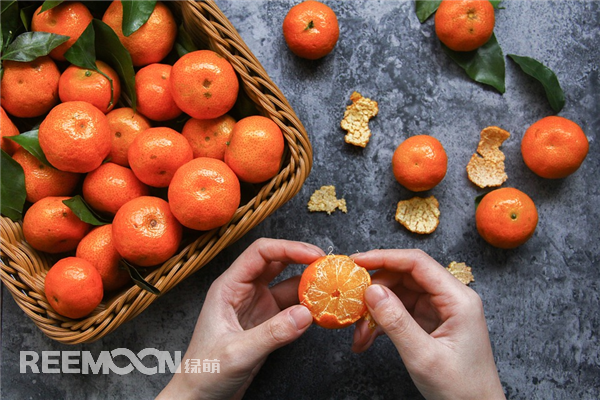 日前，“水果越來越貴”這個話題忽然沖上熱搜，在一條吐槽視頻中，博主逛了一圈水果店，最后能買得起的水果只有小番茄，網(wǎng)友紛紛評論“是我本人了”、“月薪不過萬，不敢進水果店”。在另一社交平臺，豆瓣“每日水果小組”、“喪心病狂攢錢”“零食拉踩小組”“生活組”等多個討論組中，不約而同地傳達出“水果變貴了”的聲