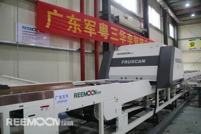 明亮的廠房里，一箱箱新鮮采摘，裹著晨露、鮮艷欲滴的錢排李被送上分選線。經(jīng)過(guò)紅外線高速拍攝的無(wú)損檢測(cè)，內(nèi)部AI智能分揀，自動(dòng)稱重計(jì)量后按質(zhì)量等級(jí)不同分為大小果包裝，運(yùn)往對(duì)應(yīng)的供應(yīng)商。廣東軍粵三華李智能分選供應(yīng)鏈中心這里是廣東軍粵信宜市銀妃李供應(yīng)鏈中心，坐落在云茂高速入口處。剛一過(guò)收費(fèi)站，一棟四方的黃色廠