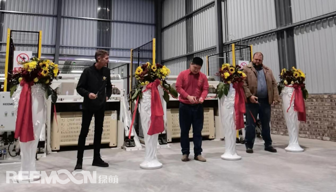 由金豹果業(yè)基地的管理團隊進行剪彩禮：【從左往右：內(nèi)維爾·史密斯（Neville Smith）、蔣亦姜（Ken Jiang）、皮爾尼夫·施密特（Pierneef Smit）】.png