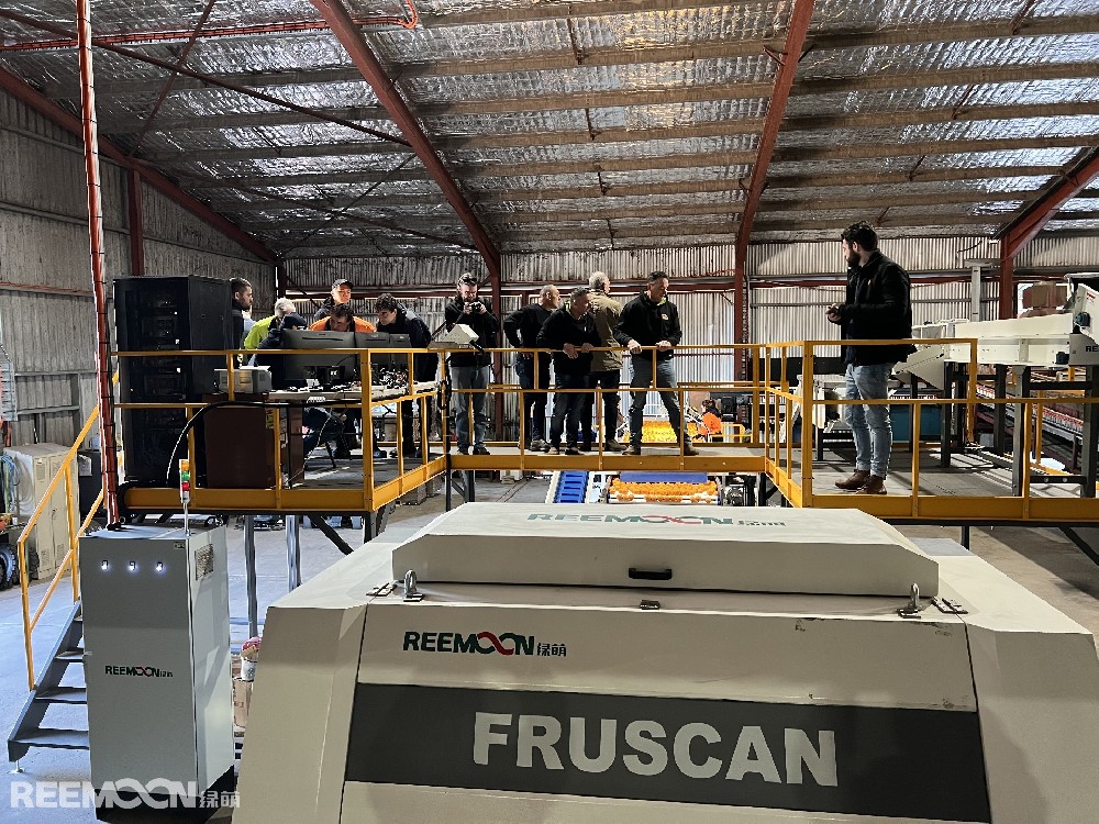 日前，應用于Clear Lake Citrus的新型Fruscan 7四通道分選機在澳大利亞格里菲斯的綠萌展示活動中驚艷亮相。該設備是目前綠萌在澳大利亞所安裝的最新也是最大的設備。綠萌新型Fruscan 7四通道分選機展示活動現場來自澳大利亞各地的種植者和包裝廠商來到這家柑橘包裝廠參觀了這臺配備了Fruscan 7系統（綠萌的最新瑕疵分選技術