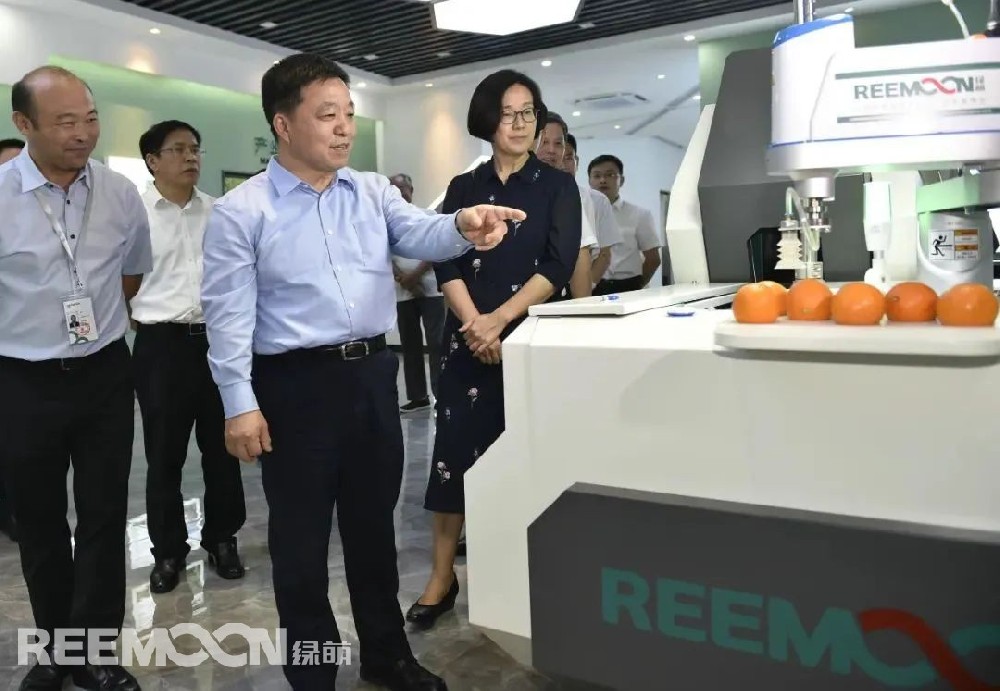 9月29日下午，江西省省長葉建春蒞臨綠萌公司調(diào)研指導(dǎo)工作，省委副書記、贛州市委書記吳忠瓊陪同調(diào)研。中科微至董事長、中科院微電子所智能制造中心主任李功燕，江西綠萌公司董事長朱壹向省長一行作了詳細(xì)匯報(bào)。葉建春省長深入了解綠萌公司創(chuàng)立發(fā)展歷程、核心技術(shù)研發(fā)及全球市場布局等情況。在得知綠萌果蔬分揀裝備出口近30個