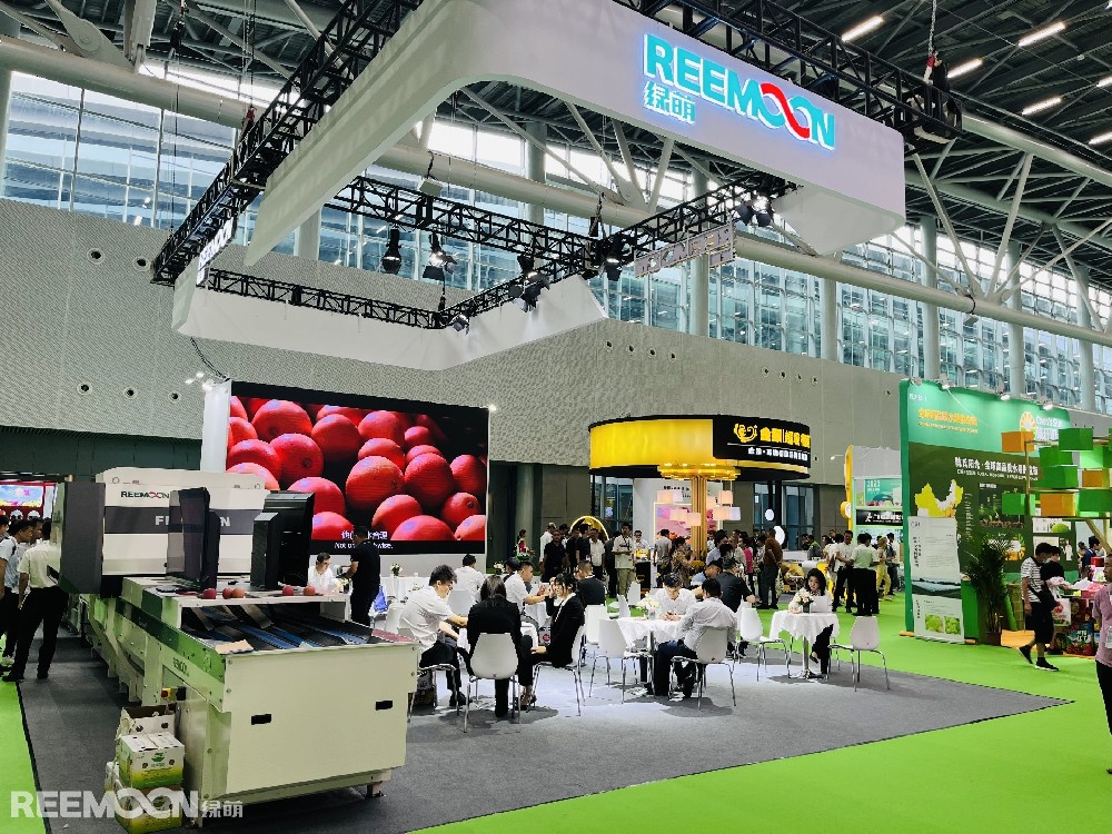 9月1日— 3日，全球果蔬領(lǐng)域引人矚目的盛會——2023國際水果展在廣州中國進出口商品交易會展館（廣交會展館）盛大召開！本次展會成為全球果蔬企業(yè)和行業(yè)人士的焦點。展會以“世界水果，中國市場”為主題，來自全球的200多家企業(yè)紛紛亮相，展示其最新的產(chǎn)品和技術(shù)。作為中國果蔬分選領(lǐng)航企業(yè)，綠萌攜其創(chuàng)新技術(shù)和果蔬采后分選